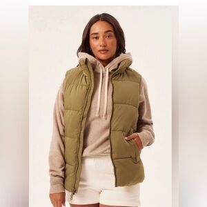 Girlfriend collective everyone puffer vest in thorn size 2